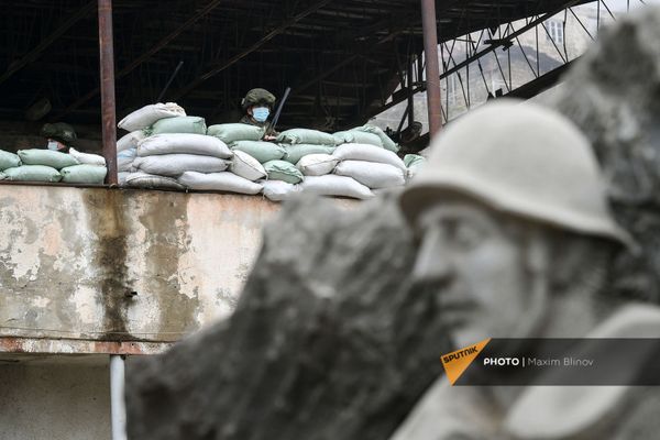 Российские миротворцы на одной из улиц в городе Бердзор (30 ноября 2020). Карабах Российские миротворцы на одной из улиц в городе Бердзор (30 ноября 2020). Карабах - Sputnik Армения