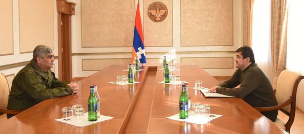 Президент Карабаха Араик Арутюнян и герой Арцаха Виталий Баласанян во время встречи (2 декабря 2020). Степанакерт - Sputnik Армения