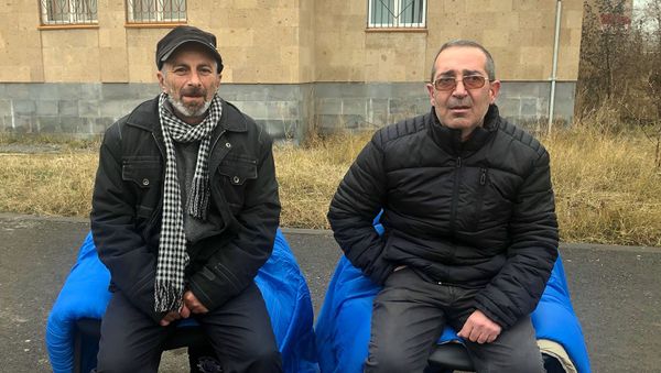 Участники бессрочной голодовки: директор школы №2 в Гюмри Ованнес Петросян и участник трех войн в Карабахе Тигран Чамакян Участники бессрочной голодовки: директор школы №2 в Гюмри Ованнес Петросян и участник трех войн в Карабахе Тигран Чамакян - Sputnik Արմենիա