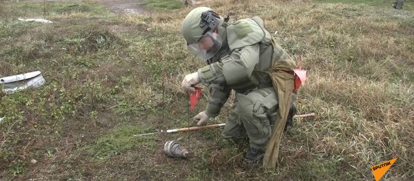 Российские миротворцы продолжают разминирование социальных объектов в Карабахе - Sputnik Армения