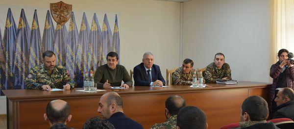 Oчередная встреча президента НКР Араика Арутюняна с родственниками военнослужащих, пропавших без вести во время карабахской войны (2 декабря 2020). Степанакерт - Sputnik Армения