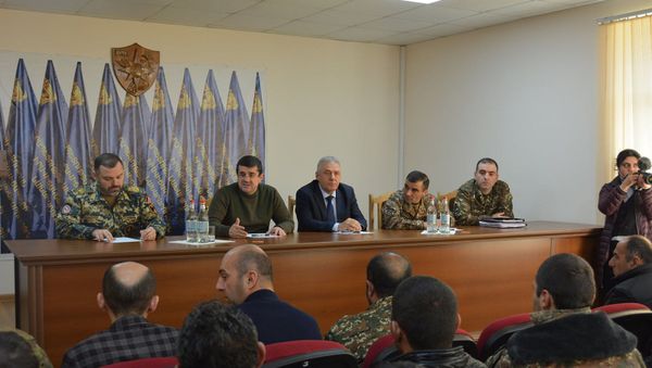 Oчередная встреча президента НКР Араика Арутюняна с родственниками военнослужащих, пропавших без вести во время карабахской войны (2 декабря 2020). Степанакерт Oчередная встреча президента НКР Араика Арутюняна с родственниками военнослужащих, пропавших без вести во время карабахской войны (2 декабря 2020). Степанакерт - Sputnik Армения