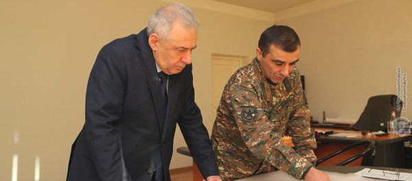Министр обороны РА Вагаршак Арутюнян встретился с министром обороны НКР, командующим Армией обороны генерал-лейтенантом Микаелом Арзуманяном (3 декабря 2020). Степанакерт - Sputnik Արմենիա