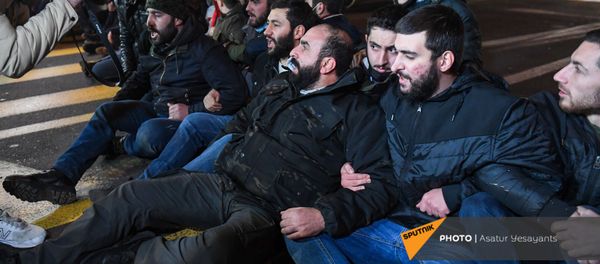 Требующие отставки премьер-министра демонстранты перекрыли улицы в центре столицы (3 декабря 2020). Еревaн - Sputnik Армения