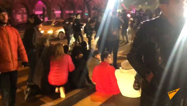 Активисты требуют отставки премьер-министра Никола Пашиняна и перекрывают улицы - Sputnik Армения