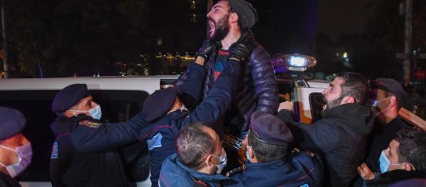 Полиция задерживает демонстрантов, перекрывших улицы в центре столицы (3 декабря 2020). Еревaн Полиция задерживает демонстрантов, перекрывших улицы в центре столицы (3 декабря 2020). Еревaн - Sputnik Արմենիա