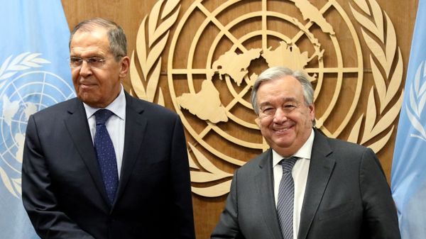 Министр иностранных дел РФ Сергей Лавров (слева) и генеральный секретарь Организации Объединенных Наций (ООН) Антониу Гутерреш Министр иностранных дел РФ Сергей Лавров (слева) и генеральный секретарь Организации Объединенных Наций (ООН) Антониу Гутерреш - Sputnik Армения