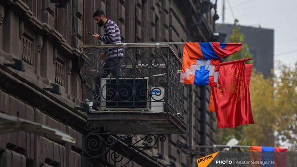 ՀՅԴ գերագույն մարմնի շենքի պատշգամբում ծածանվող դրոշներ - Sputnik Արմենիա