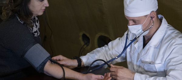 Врач проводит прием пациента на базе госпиталя развернутого Минобороны России на территории аэропорта в Степанакерте (1 декабря 2020). Карабах Врач проводит прием пациента на базе госпиталя развернутого Минобороны России на территории аэропорта в Степанакерте (1 декабря 2020). Карабах - Sputnik Армения