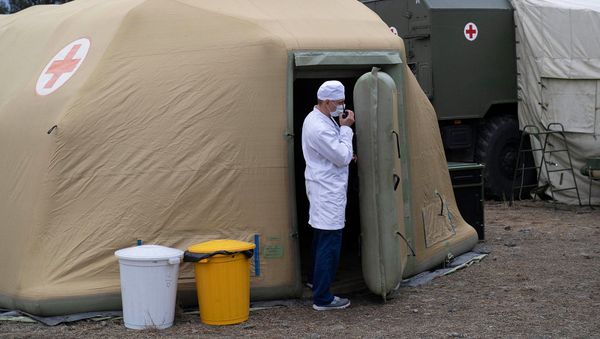 Медицинский работник на территории полевого госпиталя развернутого Министерством обороны России на территории аэропорта в Степанакерте (1 декабря 2020). Карабах Медицинский работник на территории полевого госпиталя развернутого Министерством обороны России на территории аэропорта в Степанакерте (1 декабря 2020). Карабах - Sputnik Армения