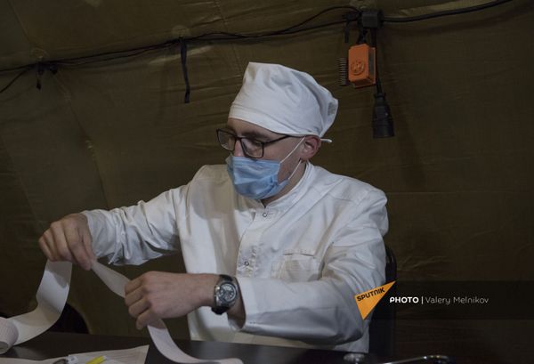 Врач проводит прием пациента на базе госпиталя развернутого Минобороны России на территории аэропорта в Степанакерте (3 декабря 2020). Карабах - Sputnik Армения