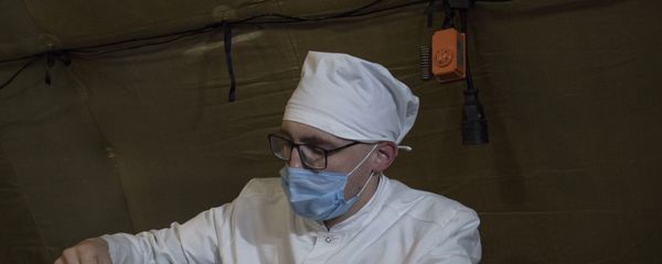 Врач проводит прием пациента на базе госпиталя развернутого Минобороны России на территории аэропорта в Степанакерте (3 декабря 2020). Карабах Врач проводит прием пациента на базе госпиталя развернутого Минобороны России на территории аэропорта в Степанакерте (3 декабря 2020). Карабах - Sputnik Армения