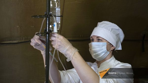 Сотрудница полевого госпиталя развернутого Министерством обороны России на территории аэропорта в Степанакерте (1 декабря 2020). Карабах - Sputnik Армения
