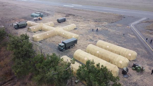 Мобильный полевой госпиталь неподалеку от Степанакерта с высоты птичьего полета (29 ноября 2020). Карабах - Sputnik Армения