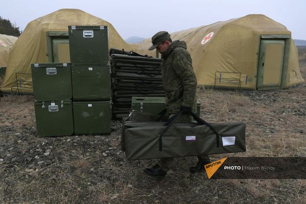 Российский военнослужащий выгружает оборудование на территории мобильного полевого госпиталя неподалеку от Степанакерта (29 ноября 2020). Карабах - Sputnik Армения