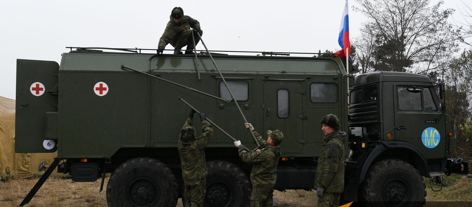 Российские военнослужащие выгружают оборудование на территории мобильного полевого госпиталя неподалеку от Степанакерта (29 ноября 2020). Карабах Российские военнослужащие выгружают оборудование на территории мобильного полевого госпиталя неподалеку от Степанакерта (29 ноября 2020). Карабах - Sputnik Արմենիա, 1920, 23.04.2021