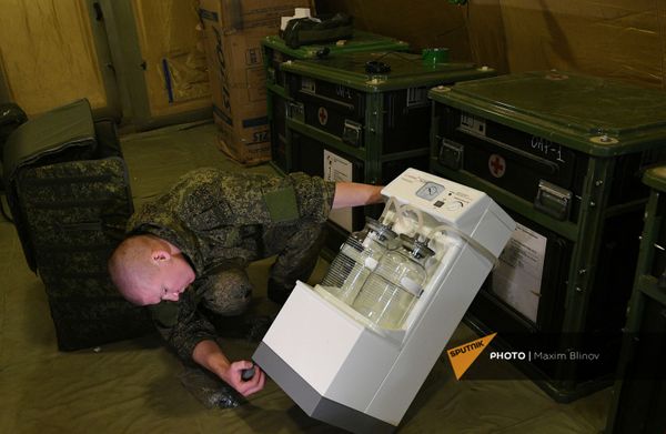 Российский военнослужащий проводит монтаж оборудования на территории мобильного полевого госпиталя неподалеку от Степанакерта (29 ноября 2020). Карабах - Sputnik Армения