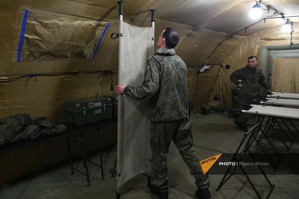 Российские военнослужащие на территории мобильного полевого госпиталя неподалеку от Степанакерта (29 ноября 2020). Карабах - Sputnik Армения