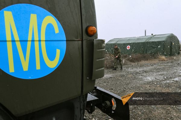 Российские военнослужащие на территории мобильного полевого госпиталя неподалеку от Степанакерта (29 ноября 2020). Карабах - Sputnik Армения