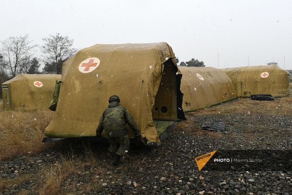 Российские военнослужащие устанавливают каркасный модуль на территории мобильного полевого госпиталя неподалеку от Степанакерта (29 ноября 2020). Карабах - Sputnik Армения