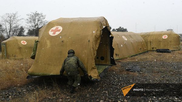 Российские военнослужащие устанавливают каркасный модуль на территории мобильного полевого госпиталя неподалеку от Степанакерта (29 ноября 2020). Карабах - Sputnik Армения