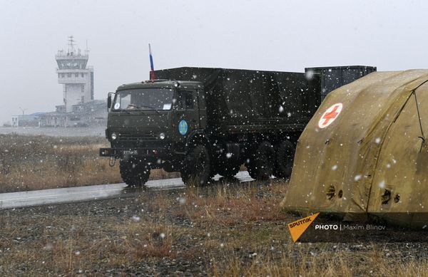 Грузовой автомобиль российского миротворческого контингента на территории мобильного полевого госпиталя неподалеку от Степанакерта (29 ноября 2020). Карабах - Sputnik Армения