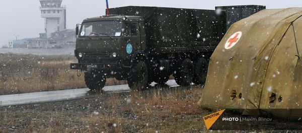 Грузовой автомобиль российского миротворческого контингента на территории мобильного полевого госпиталя неподалеку от Степанакерта (29 ноября 2020). Карабах Грузовой автомобиль российского миротворческого контингента на территории мобильного полевого госпиталя неподалеку от Степанакерта (29 ноября 2020). Карабах - Sputnik Армения
