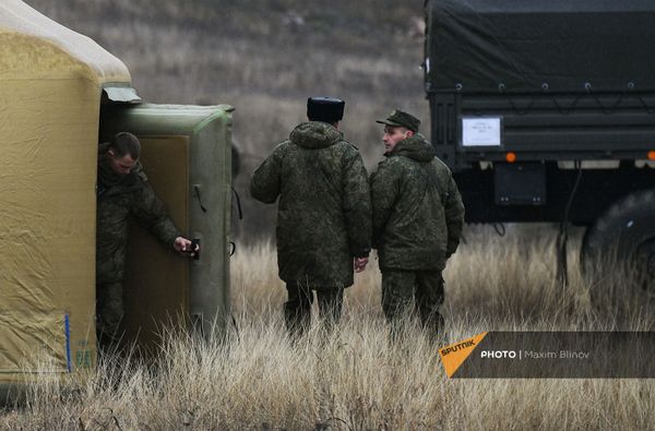 Российские военнослужащие на территории мобильного полевого госпиталя неподалеку от Степанакерта (29 ноября 2020). Карабах - Sputnik Армения