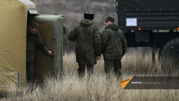 Российские военнослужащие на территории мобильного полевого госпиталя неподалеку от Степанакерта (29 ноября 2020). Карабах - Sputnik Армения