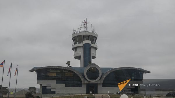 Вид на здание аэропорта в Степанакерте, на территории которого развернут госпиталь Министерства обороны России (3 декабря 2020). Кабарах Вид на здание аэропорта в Степанакерте, на территории которого развернут госпиталь Министерства обороны России (3 декабря 2020). Кабарах - Sputnik Армения
