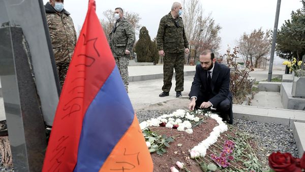 Спикер Национального Собрания Арарат Мирзоян почтил память героев, погибших за защиту Отечества в пантеоне Ераблур (4 декабря 2020). Еревaн Спикер Национального Собрания Арарат Мирзоян почтил память героев, погибших за защиту Отечества в пантеоне Ераблур (4 декабря 2020). Еревaн - Sputnik Արմենիա