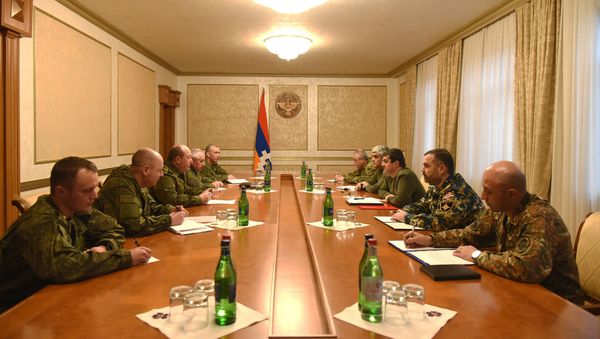 Президент НКР Араик Арутюнян принял делегацию во главе с командующим инженерными войсками ВС РФ генерал-лейтенантом Юрием Ставицким (4 декабря 2020). Степанакерт - Sputnik Արմենիա