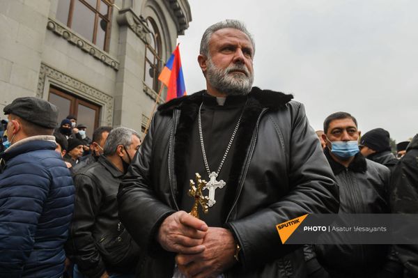 «Գիտե՞ք` երբվանից սկսեցինք պարտվել». Տեր Հովհաննեսը ելույթ ունեցավ Ազատության հրապարակում  - Sputnik Արմենիա