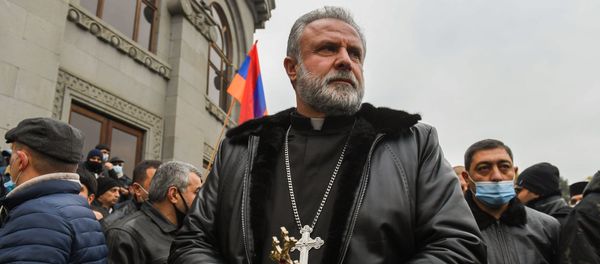 Настоятель монастыря Дадиванк иерей Ованнес Ованнисян на митинге с требованием отставки премьер-министра (5 декабря 2020). Еревaн - Sputnik Արմենիա