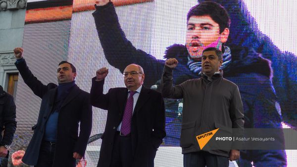Вазген Манукян и Артур Ванецян на митинге оппозиции с требованием отставки премьер-министра (5 декабря 2020). Еревaн - Sputnik Արմենիա