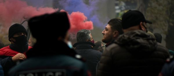 Протестующие с цветным дымом во время митинга оппозиции с требованием отставки премьер-министра (5 декабря 2020). Еревaн - Sputnik Արմենիա