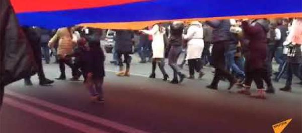 Шествие оппозиции с флагом - Sputnik Արմենիա
