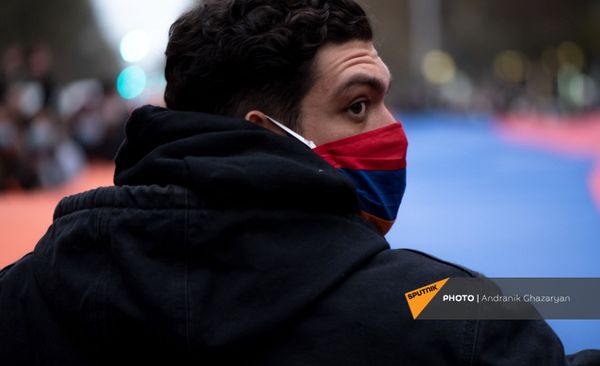 Հանրահավաքի մասնակիցները երթով շարժվում են դեպի կառավարական ամառանոց - Sputnik Արմենիա