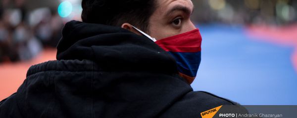 Молодой человек в маске с армянским триколором во время митинга оппозиции с требованием отставки премьер-министра (5 декабря 2020). Еревaн - Sputnik Армения