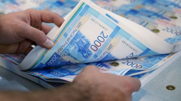 Листы с денежными купюрами номиналом 2000 рублей на участке обработки и упаковки банкнот на Пермской печатной фабрике Гознака - Sputnik Армения