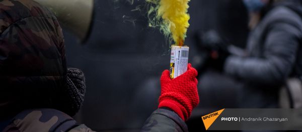 Протестующие с цветным дымом во время митинга оппозиции с требованием отставки премьер-министра (5 декабря 2020). Еревaн Протестующие с цветным дымом во время митинга оппозиции с требованием отставки премьер-министра (5 декабря 2020). Еревaн - Sputnik Армения