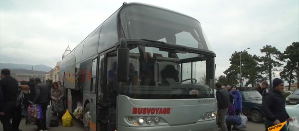 Очередная колонна беженцев вернулась в Степанакерт в сопровождении российских миротворцев - Sputnik Армения