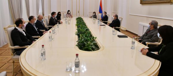 Президент Армен Саркисян встретился с группой врачей, прибывших в Армению с гуманитарной миссией (7 декабря 2020). Еревaн Президент Армен Саркисян встретился с группой врачей, прибывших в Армению с гуманитарной миссией (7 декабря 2020). Еревaн - Sputnik Արմենիա