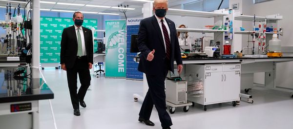 Президент США Дональд Трамп во время экскурсии по инновационному центру Fujifilm Diosynth Biotechnologies, фармацевтическому производственному заводу, где разрабатываются компоненты для вакцины-кандидата Novavax (27 июля 2020). Моррисвилле Президент США Дональд Трамп во время экскурсии по инновационному центру Fujifilm Diosynth Biotechnologies, фармацевтическому производственному заводу, где разрабатываются компоненты для вакцины-кандидата Novavax (27 июля 2020). Моррисвилле - Sputnik Արմենիա