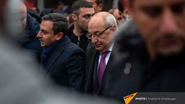 Единый оппозиционный кандидат в премьер-министры Вазген Манукян и представитель Верховного органа АРФ Дашнакцутюн Ишхан Сагателян во время шествия с требованием отставки премьер-министра (5 декабря 2020). Еревaн - Sputnik Армения