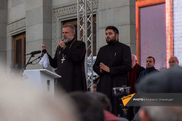 «Գիտե՞ք` երբվանից սկսեցինք պարտվել». Տեր Հովհաննեսը ելույթ ունեցավ Ազատության հրապարակում  - Sputnik Արմենիա