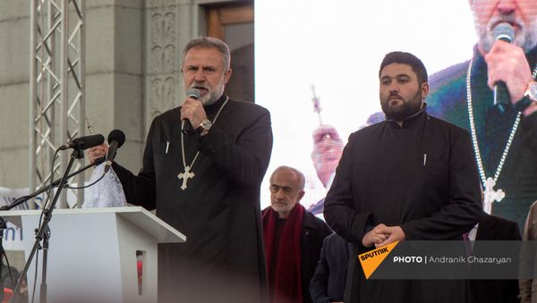 Настоятель монастыря Дадиванк иерей Ованнес Ованнисян на митинге с требованием отставки премьер-министра (5 декабря 2020). Еревaн - Sputnik Արմենիա