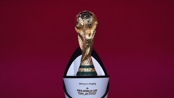 Кубок Чемпионата мира по футболу, выставленный на сцене перед предварительной жеребьевкой ЧМ 2022 года (7 декабря 2020). Цюрих Кубок Чемпионата мира по футболу, выставленный на сцене перед предварительной жеребьевкой ЧМ 2022 года (7 декабря 2020). Цюрих - Sputnik Армения