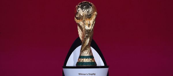 Кубок Чемпионата мира по футболу, выставленный на сцене перед предварительной жеребьевкой ЧМ 2022 года (7 декабря 2020). Цюрих - Sputnik Армения
