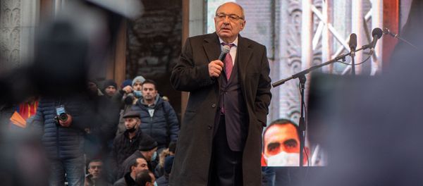 Выступление единого оппозиционного кандидата в премьер-министры Вазгена Манукяна во время митинга оппозиции с требованием отставки премьер-министра (5 декабря 2020). Еревaн - Sputnik Արմենիա